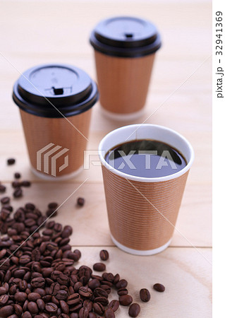 紙コップに淹れたホットコーヒーとコーヒー豆 紙コップに淹れたホットコーヒーとコーヒー豆 32941369