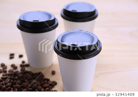 紙コップに淹れたホットコーヒー 32941409