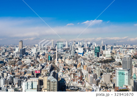 東京　渋谷区周辺の町並みと新宿副都心の高層ビル 32941670