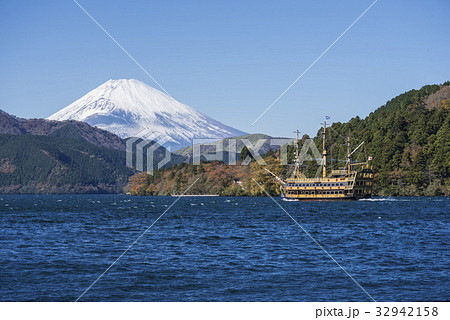 晩秋の芦ノ湖と富士山 32942158