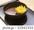 菊の花と日本酒 32942354