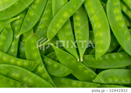 green snow pea pods background 32942932