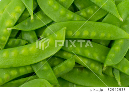 green snow pea pods background 32942933