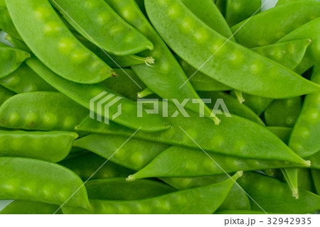green snow pea pods background 32942935