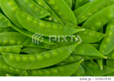 green snow pea pods background 32942936
