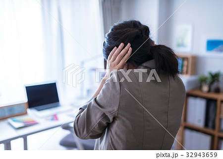女性 32943659