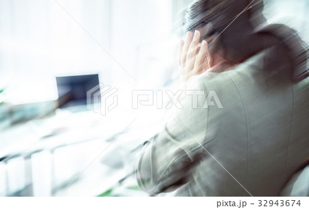 女性 32943674