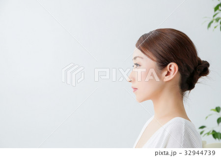 女性像横顔 日本人の女性横顔[11004098113]の写真・イラスト素材｜アマナ
