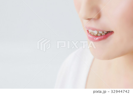 歯列矯正している歯 32944742