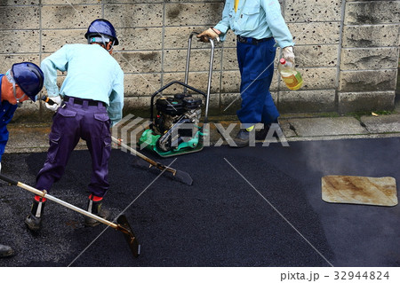 舗装　アスファルト　舗装工事　道路工事　水道工事　ガス工事　予算　9月　期末　復旧　公共事業　道路 32944824