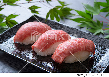 和牛握り寿司 32945178