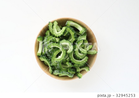 スライスしたニガウリ 32945253