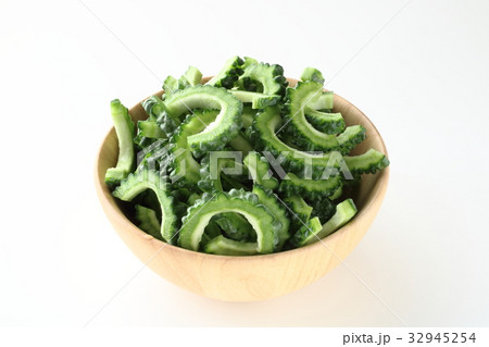 スライスしたニガウリ 32945254