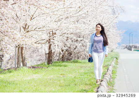 サクラの木と若い女性 サクラの木と若い女性 32945269