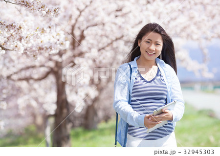 サクラの木と若い女性 サクラの木と若い女性 32945303