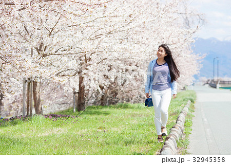 サクラの木と若い女性 32945358