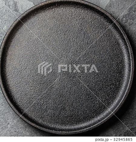 Food background. Empty cast iron black plate 32945865