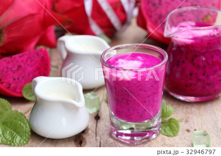 dragon fruit milk smoothies 32946797