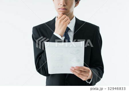 ビジネスマン（書類） 32946833