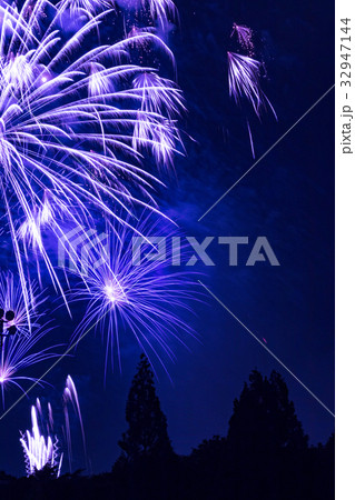 ドラマチック花火、クリスマスツリーの上を飾る ドラマチック花火、クリスマスツリーの上を飾る 32947144