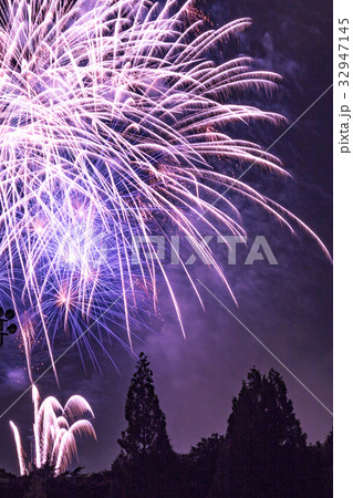 ドラマチック花火、クリスマスツリーの上を飾る 32947145