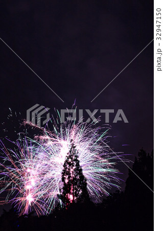 ドラマチック花火、クリスマスツリーの上を飾る ドラマチック花火、クリスマスツリーの上を飾る 32947150
