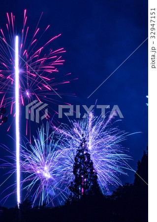 ドラマチック花火、クリスマスツリーの上を飾る 32947151