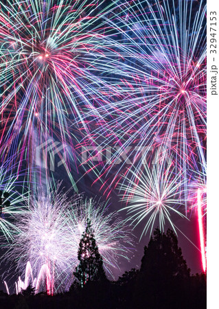 ドラマチック花火、クリスマスツリーの上を飾る 32947153