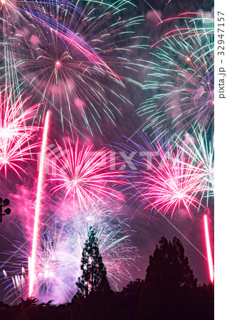 ドラマチック花火、クリスマスツリーの上を飾る 32947157
