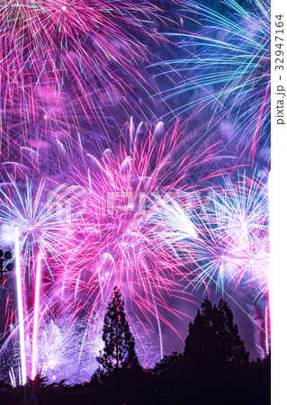 ドラマチック花火、クリスマスツリーの上を飾る ドラマチック花火、クリスマスツリーの上を飾る 32947164