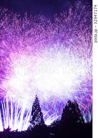 ドラマチック花火、クリスマスツリーの上を飾る 32947174