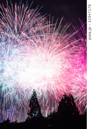 ドラマチック花火、クリスマスツリーの上を飾る 32947178