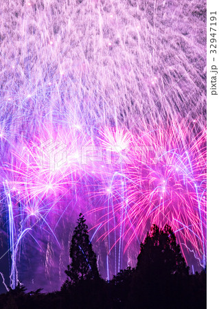ドラマチック花火、クリスマスツリーの上を飾る 32947191