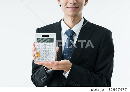 ビジネスマン（電卓） 32947477