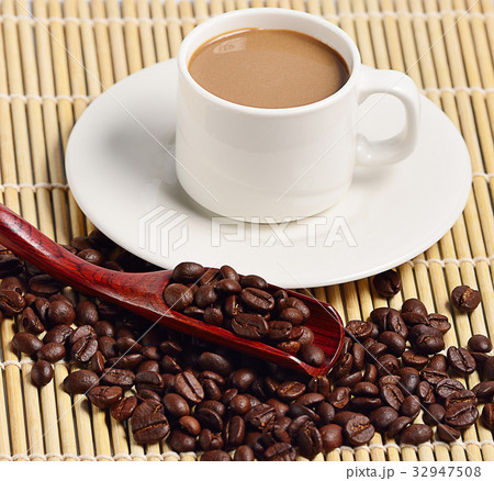 coffee cup and coffee beans 32947508