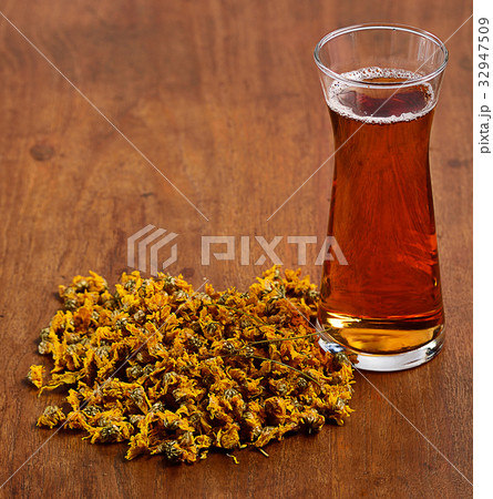 sweet chrysanthemum tea on glass with dry leaf 32947509