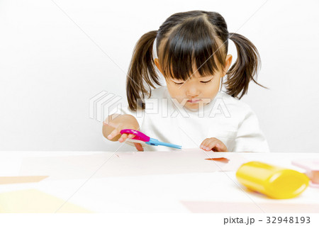 1人工作をする幼い女の子 32948193