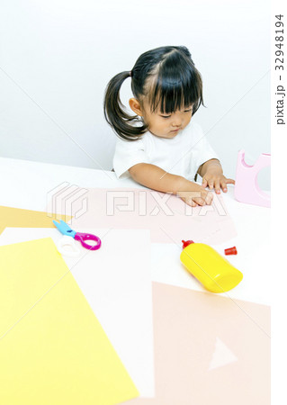 1人工作をする幼い女の子 32948194