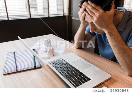 悩む男性 32950648