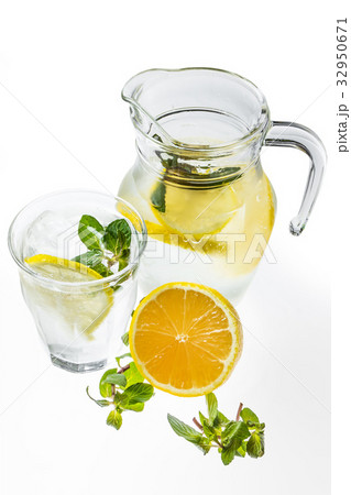 レモン水　Lemon water 32950671