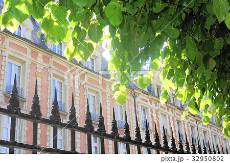 パリ　ヴォージュ広場　place　des　vosges 32950802