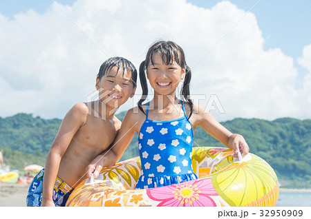 海で遊ぶ水着の小学生 夏休みの写真素材