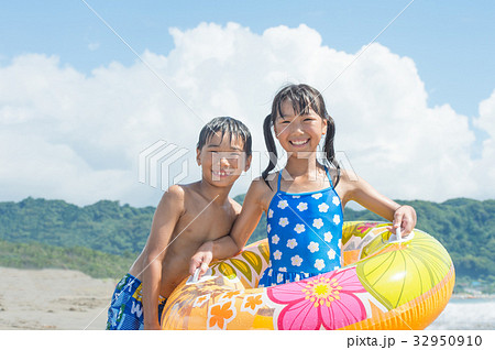 海で遊ぶ水着の小学生 夏休みの写真素材