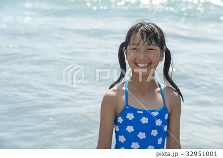 水着の小学生 笑顔の女の子の写真素材
