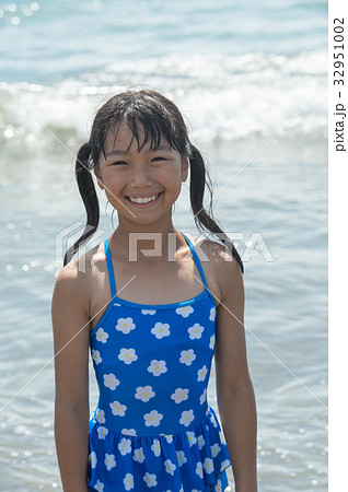 水着の小学生 笑顔の女の子の写真素材