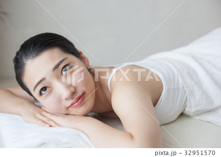 女性　昼寝 32951570