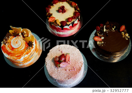 The different cakes smoothly rotate on the base 32952777