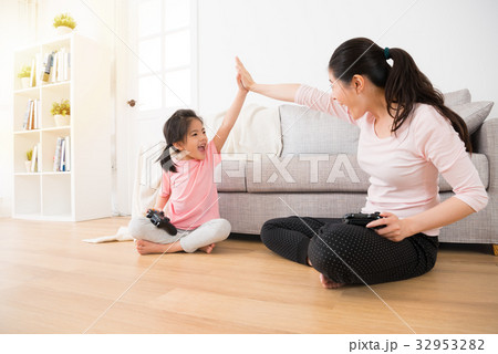 casual mom accompany cute little girl on holiday casual mom accompany cute little girl on holiday 32953282