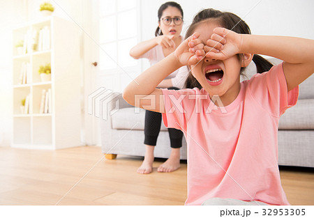 girl sitting on the wooden floor crying 32953305