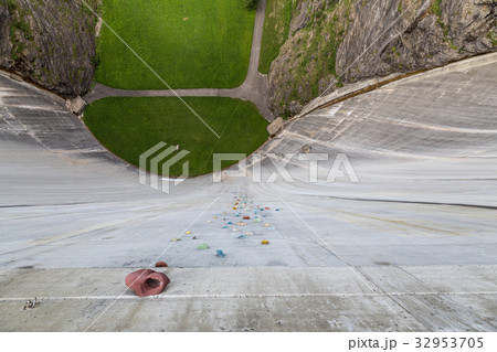 Climbing wall on Luzzone dam 32953705